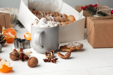 Ev yapımı ekmek yapma gingerbread çerezleri Noel ağacı yakın çekim şeklinde.