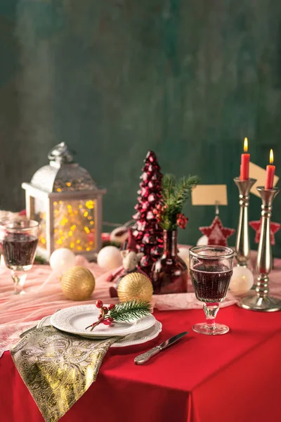 Belo cenário de mesa de Natal com decorações — Fotografia de Stock