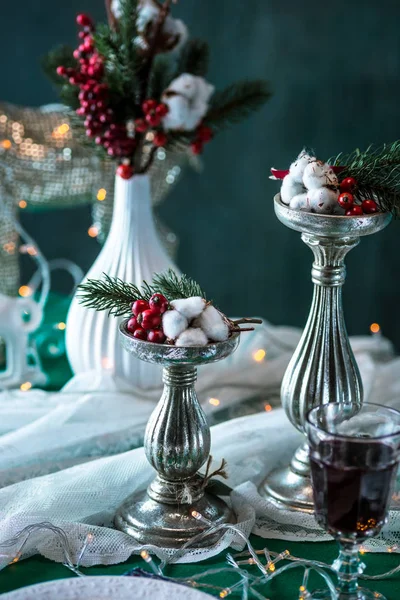 Belo cenário de mesa de Natal com decorações — Fotografia de Stock