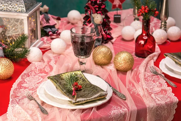 장식으로 아름 다운 크리스마스 테이블 설정 — 스톡 사진