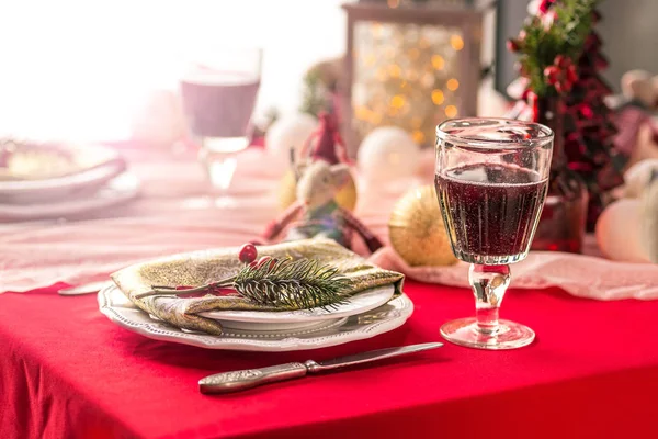 Belo cenário de mesa de Natal com decorações — Fotografia de Stock