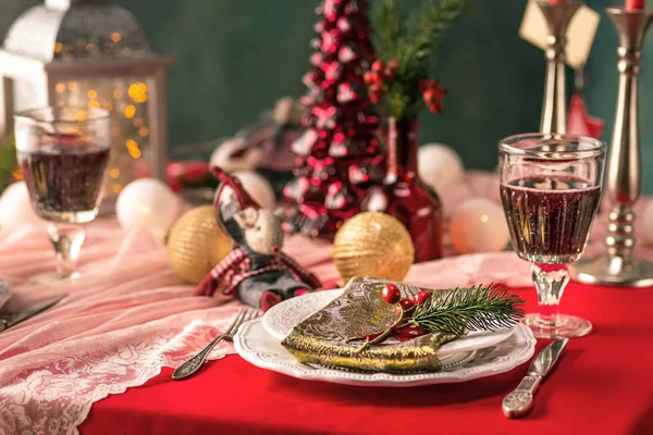 장식으로 아름 다운 크리스마스 테이블 설정 — 스톡 사진