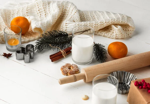 Domácí pekárna výrobu perníkové ve formě vánočního stromu close-up. — Stock fotografie
