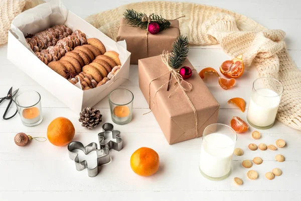 Ev yapımı ekmek yapma gingerbread çerezleri Noel ağacı yakın çekim şeklinde.
