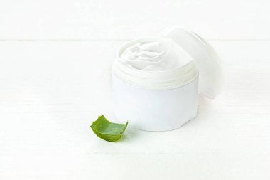 plastik konteyner krem ve beyaz zemin üzerine aloe ile açıldı..