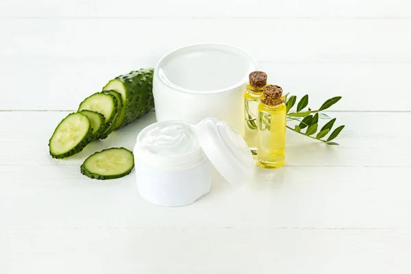 Crema cosmética de pepino y aloe para el cuidado de la piel, la piel y el cuerpo loción de humedad — Foto de Stock