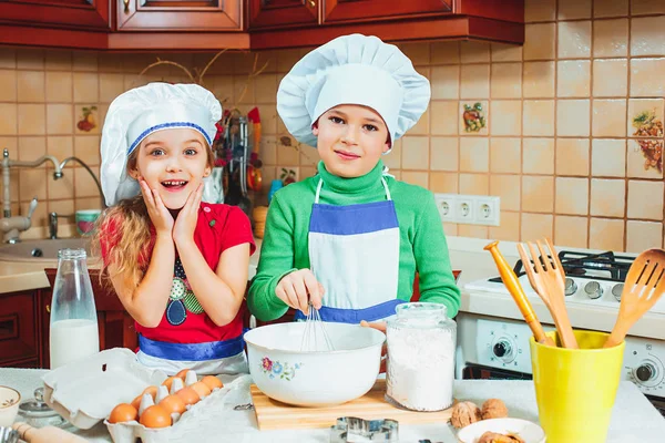 Heureux famille drôles enfants préparent la pâte, cuire les biscuits dans la cuisine — Photo