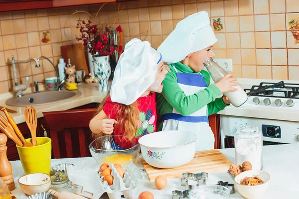 Счастливая семья забавные дети готовят тесто, пекут печенье на кухне — стоковое фото