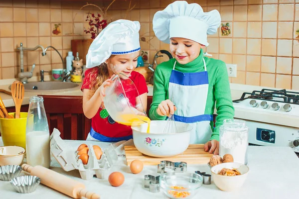 Mutlu aile komik çocuklar hamuru hazırlıyorlar, mutfakta kurabiye pişiriyorlar. — Stok fotoğraf