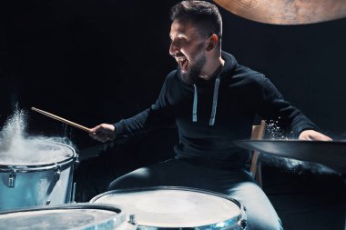 Davul rock konser öncesi prova davulcu. Adam kayıt müzik davul studio ayarla