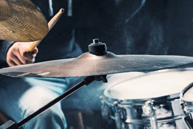 Davul rock konser öncesi prova davulcu. Adam kayıt müzik davul studio ayarla
