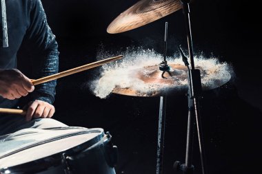 Davul rock konser öncesi prova davulcu. Adam kayıt müzik davul studio ayarla