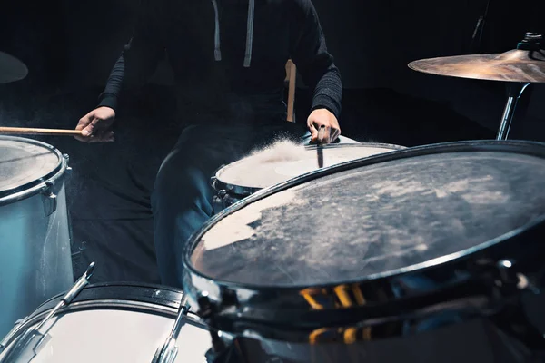 Baterista ensaiando na bateria antes do concerto de rock. Homem gravando música no tambor definido em estúdio — Fotografia de Stock