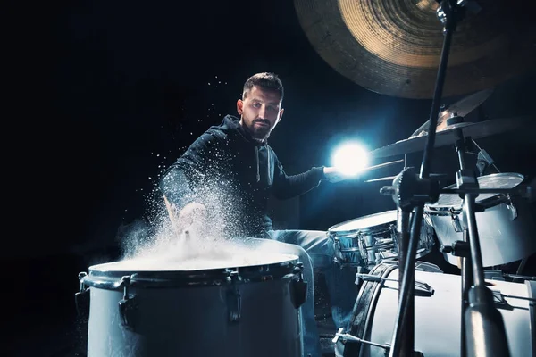 Baterista ensaiando na bateria antes do concerto de rock. Homem gravando música no tambor definido em estúdio — Fotografia de Stock