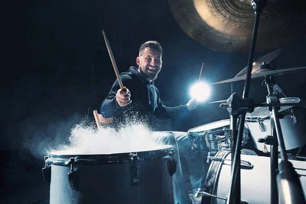 El baterista ensayando en la batería antes del concierto de rock. Hombre grabando música en batería en estudio — Foto de Stock