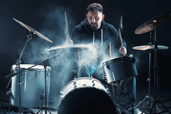 Schlagzeuger probt vor Rockkonzert am Schlagzeug. Mann nimmt Musik am Schlagzeug im Studio auf — Stockfoto