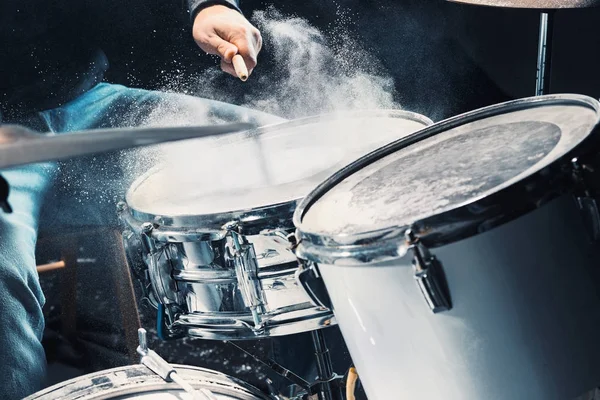 Trummisen repa på trummor innan rockkonsert. Man inspelning musik på trumma in i studio — Stockfoto