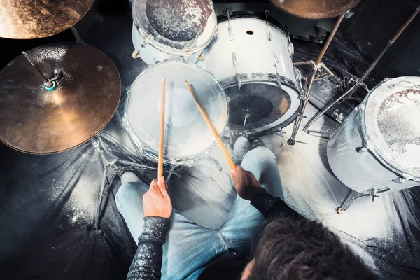 Trummisen repa på trummor innan rockkonsert. Man inspelning musik på trumma in i studio — Stockfoto