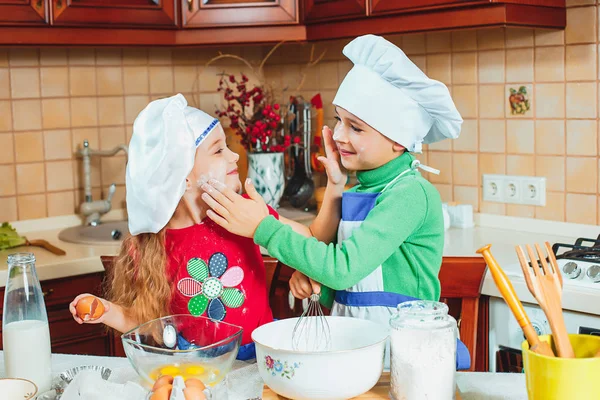 Счастливая семья забавные дети готовят тесто, пекут печенье на кухне — стоковое фото