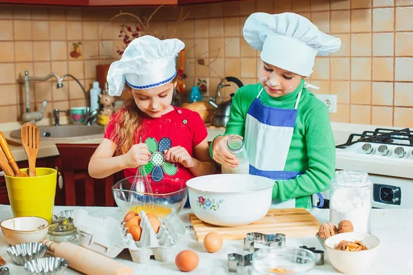 Mutlu aile komik çocuklar hamuru hazırlıyorlar, mutfakta kurabiye pişiriyorlar. — Stok fotoğraf