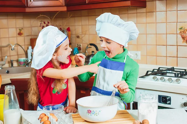 Šťastné rodiny zábavné děti připravují těsto, pečou sušenky v kuchyni — Stock fotografie