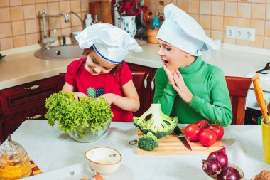 mutlu aile komik çocuklar hazırlıyoruz mutfakta taze sebze salatası