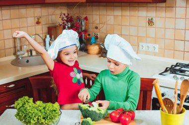 mutlu aile komik çocuklar hazırlıyoruz mutfakta taze sebze salatası