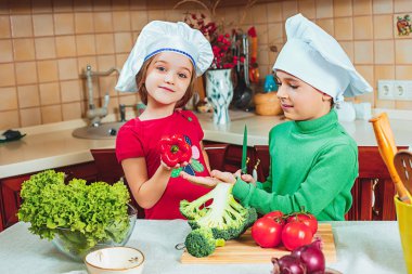 mutlu aile komik çocuklar hazırlıyoruz mutfakta taze sebze salatası