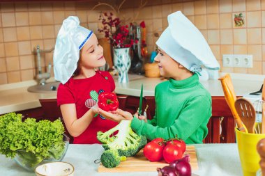 mutlu aile komik çocuklar hazırlıyoruz mutfakta taze sebze salatası