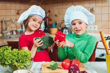 mutlu aile komik çocuklar hazırlıyoruz mutfakta taze sebze salatası