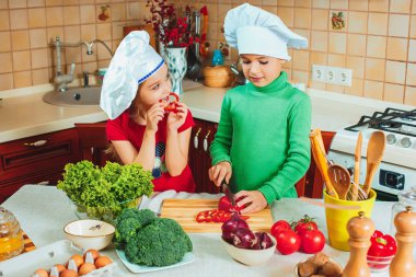 mutlu aile komik çocuklar hazırlıyoruz mutfakta taze sebze salatası