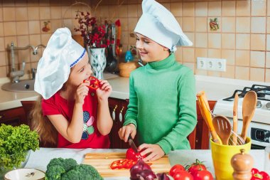 mutlu aile komik çocuklar hazırlıyoruz mutfakta taze sebze salatası