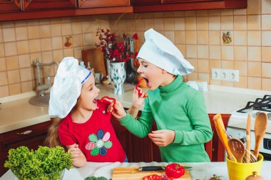 mutlu aile komik çocuklar hazırlıyoruz mutfakta taze sebze salatası
