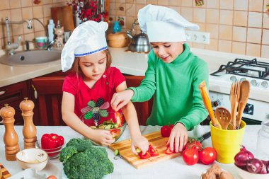 mutlu aile komik çocuklar hazırlıyoruz mutfakta taze sebze salatası