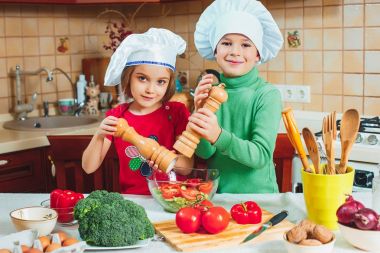 mutlu aile komik çocuklar hazırlıyoruz mutfakta taze sebze salatası