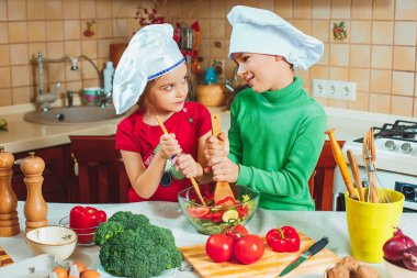 mutlu aile komik çocuklar hazırlıyoruz mutfakta taze sebze salatası