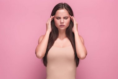 Üzgün duygularla genç kadının portresi