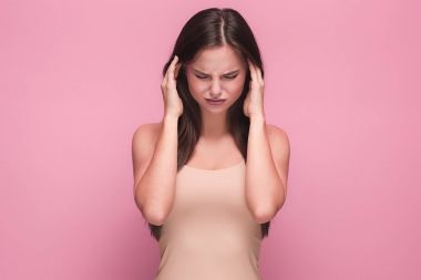 Üzgün duygularla genç kadının portresi