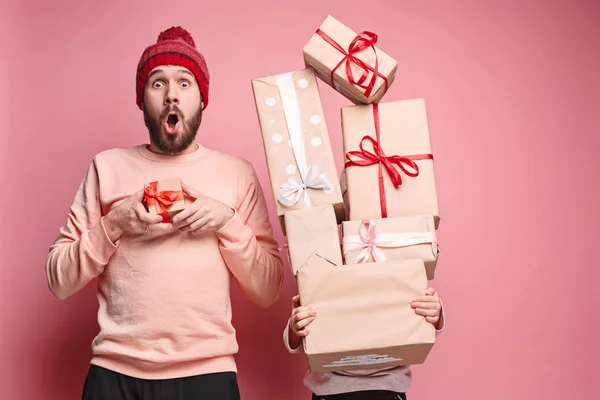 Retrato de una niña sorprendida con su padre sosteniendo un regalo de Navidad — Foto de Stock