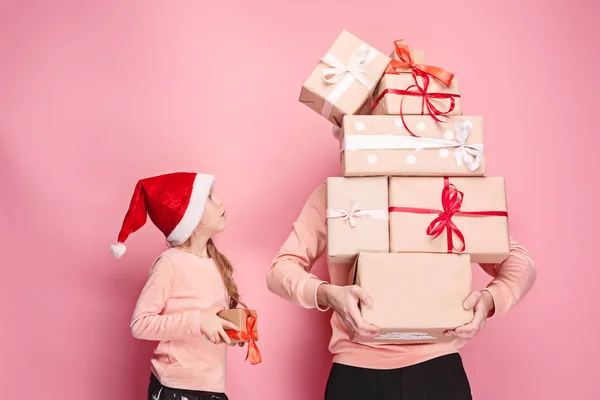 Retrato de una niña sorprendida con su padre sosteniendo un regalo de Navidad — Foto de Stock