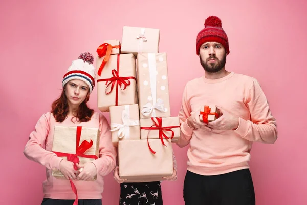 Padre y madre dan regalos a su hijita en el estudio —  Fotos de Stock