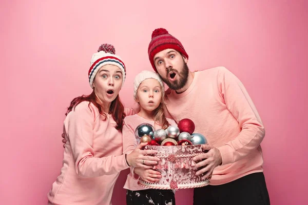 Padre y madre dan regalos a su hijita en el estudio —  Fotos de Stock