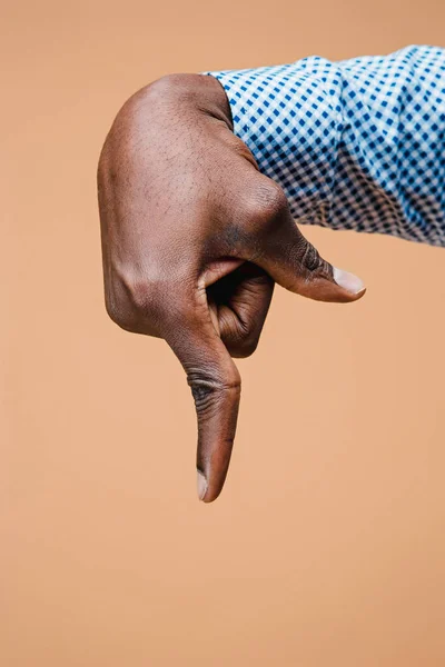 블랙 남성 손 포인트 손가락입니다. 손 제스처-집게 가상 개체에 포인팅 하는 남자 — 스톡 사진
