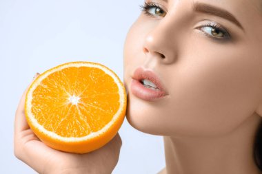 Sulu portakallı güzel kadın yüzü