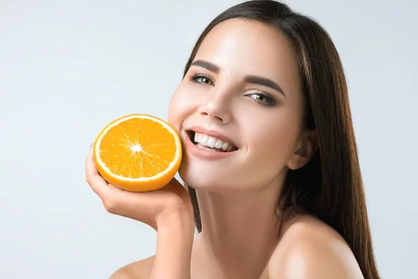 Beau visage de femme avec orange juteuse — Photo