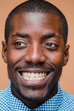 Çok mutlu bir afro Amerikalı adam portresi