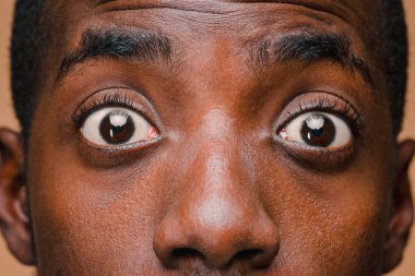 Yakışıklı genç şaşırmış siyah Afrika adam portresi