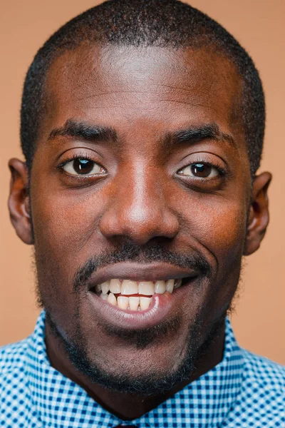 Retrato de un hombre afro-americano muy feliz — Foto de Stock