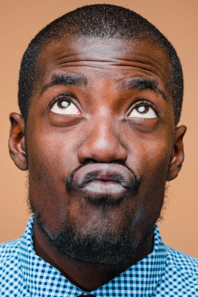 Pensamiento positivo hombre afroamericano sobre fondo marrón —  Fotos de Stock