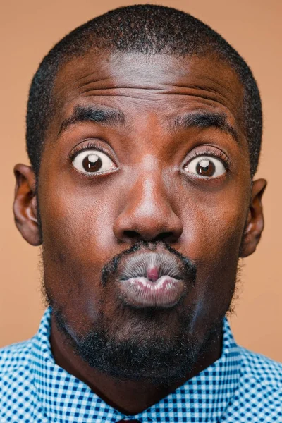 Positive thinking African-American man on brown background — Stock Photo, Image